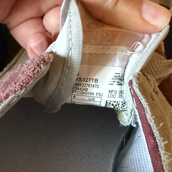 New Balance 327s! In great used condition- size 6 - Picture 2 of 5